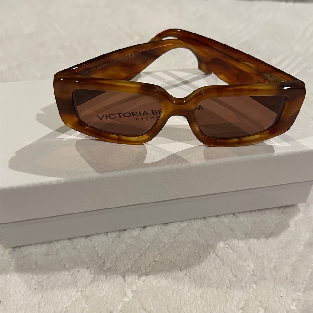 NWT Victoria Beckham Striped Blonde Havana Tinted Sunglasses Model: VB670S 223 - Picture 2 of 8